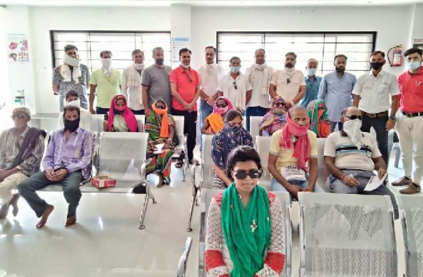 जिले में सेवा सप्ताह के तहत बांटी छड़ी, चश्मे और वस्त्र जिले में सेवा सप्ताह के तहत बांटी छड़ी, चश्मे और वस्त्र