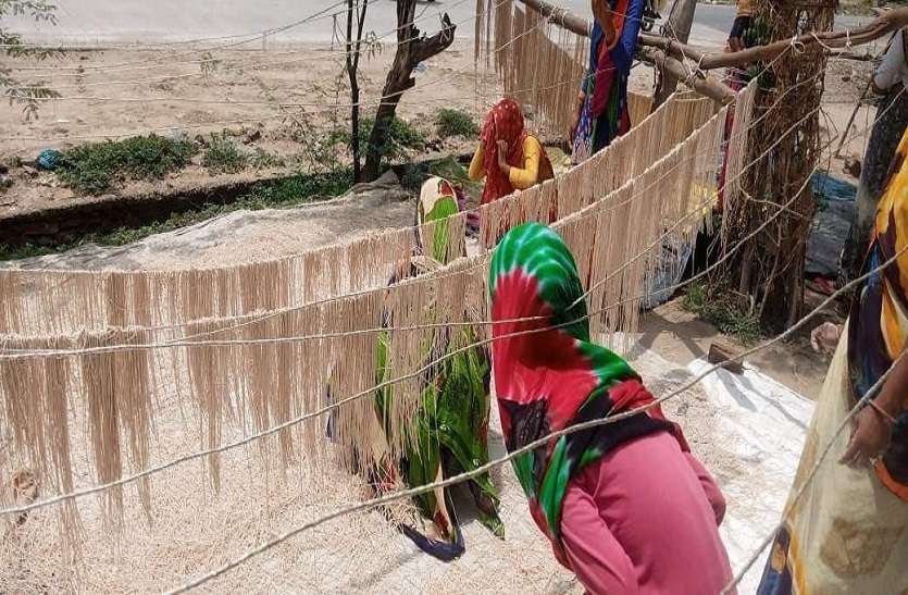 अनपढ़ गंगादेवी बनी प्रेरणा, सेवइयां बनाना सीखकर कमा रही हर माह 25 हजार रुपए अनपढ़ गंगादेवी बनी प्रेरणा, सेवइयां बनाना सीखकर कमा रही हर माह 25 हजार रुपए