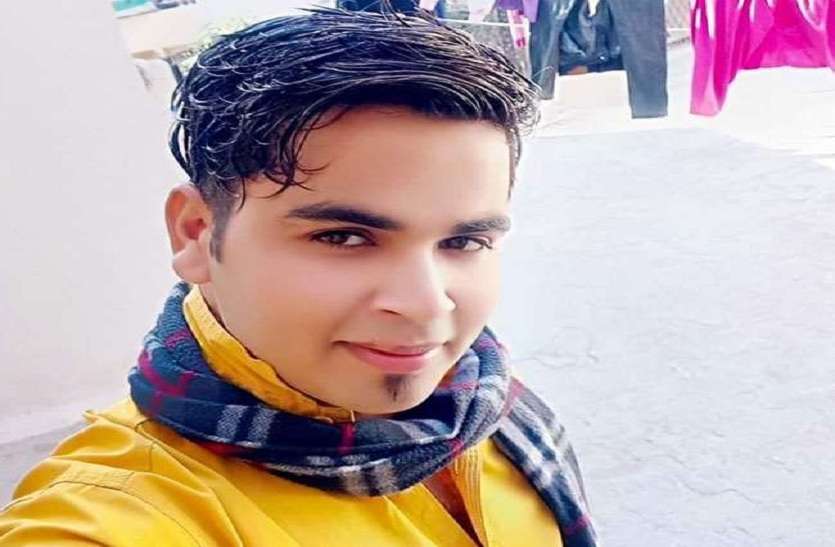 मोबाइल पर बात करते हुए हाईटेंशन विद्युत लाइन से दूर ही रहें, हो गया यह हादसा मोबाइल पर बात करते हुए हाईटेंशन विद्युत लाइन से दूर ही रहें, हो गया यह हादसा