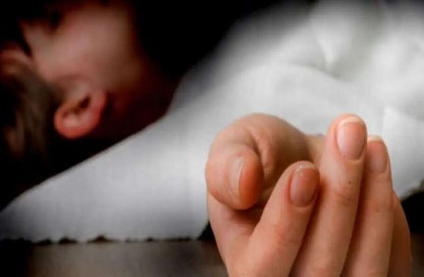girl-suicide.jpg अधेड़ पड़ोसी से तंग आकर बीटीसी की छात्रा नेे तीसरी मंजिल से कूदकर दी जान