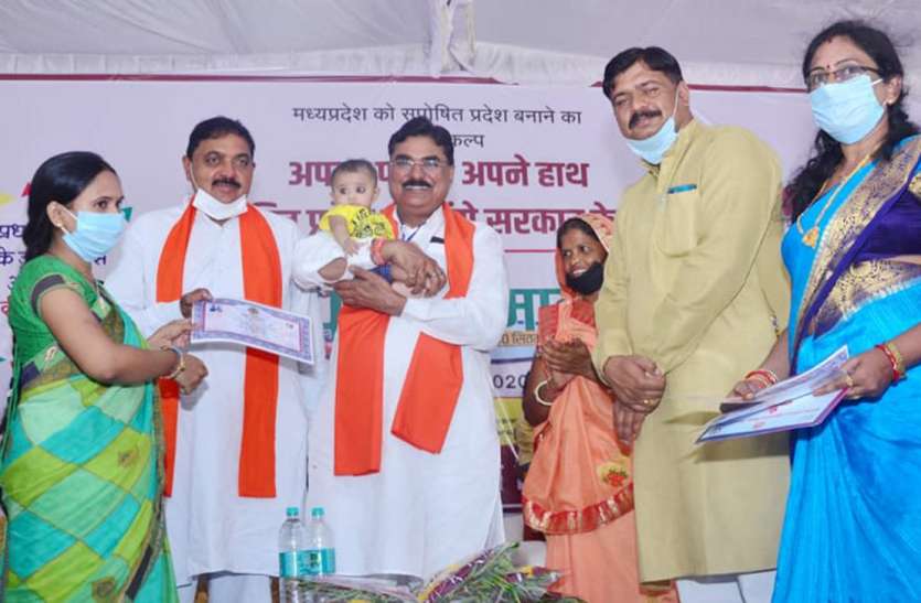 कृषि मंत्री ने प्रधानमंत्री नरेंद्र मोदी को अवतारी पुरुष बताया कृषि मंत्री ने प्रधानमंत्री नरेंद्र मोदी को अवतारी पुरुष बताया