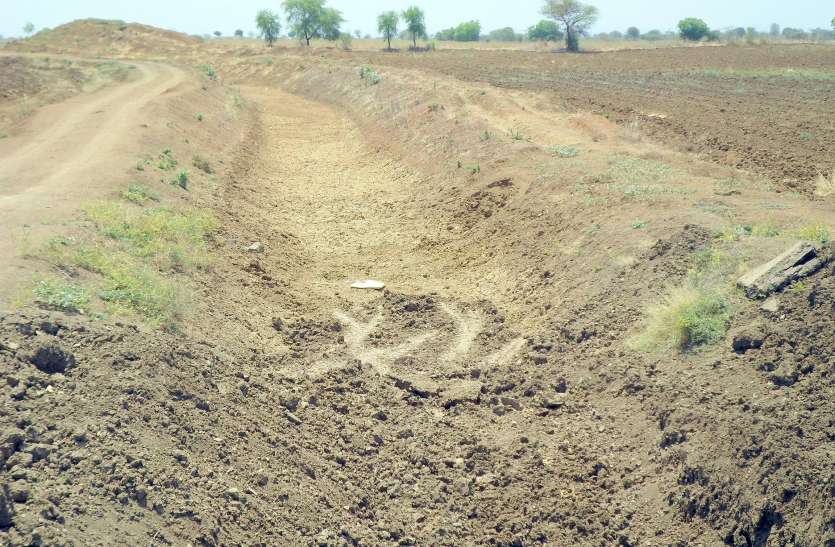 नहर के लिए अर्जित की 90 गांवों की 400 एकड़ जमीन अभी भी किसानों के नाम पर दर्ज नहर के लिए अर्जित की 90 गांवों की 400 एकड़ जमीन अभी भी किसानों के नाम पर दर्ज