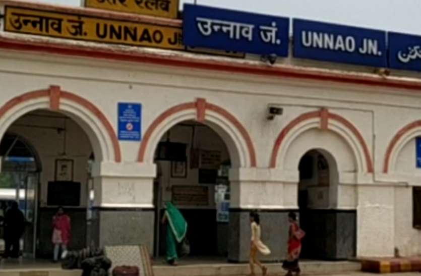 रोती महिला के गोद में मासूम बच्चा, पूछताछ के दौरान आरपीएफ के रोंगटे खड़े हुए मासूम को लेकर सुसाइड करने जा रही थी महिला