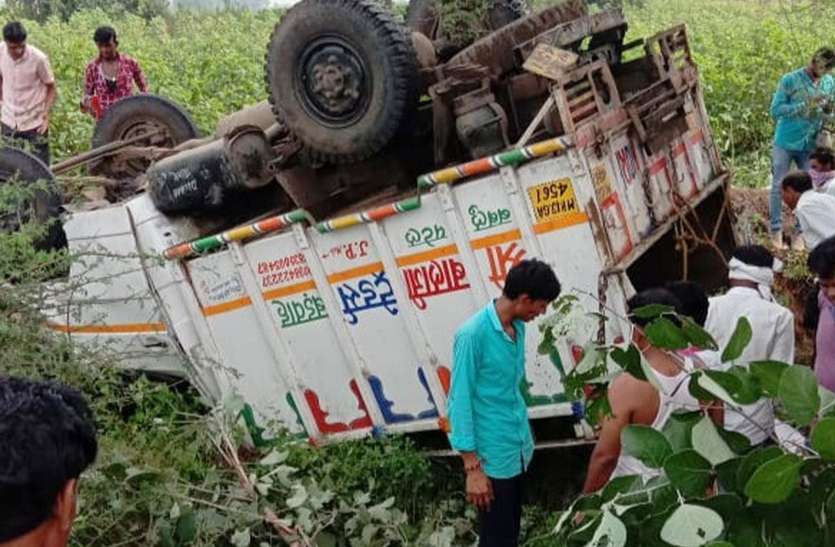 road accident Tragic accident - लोगों से भरा लोडिंग वाहन पलटा, दो की मौत 35 घायल