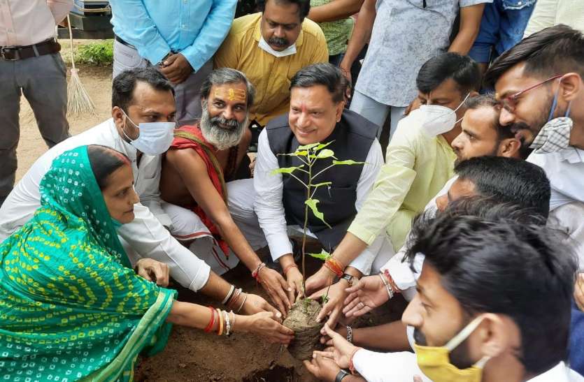 लापरवाही : दो बार कोरोना पॉजिटिव हुए मंत्री फिर भी सोशल डिस्टेंसिंग के साथ मास्क नदारद लापरवाही : दो बार कोरोना पॉजिटिव हुए मंत्री फिर भी सोशल डिस्टेंसिंग के साथ मास्क नदारद