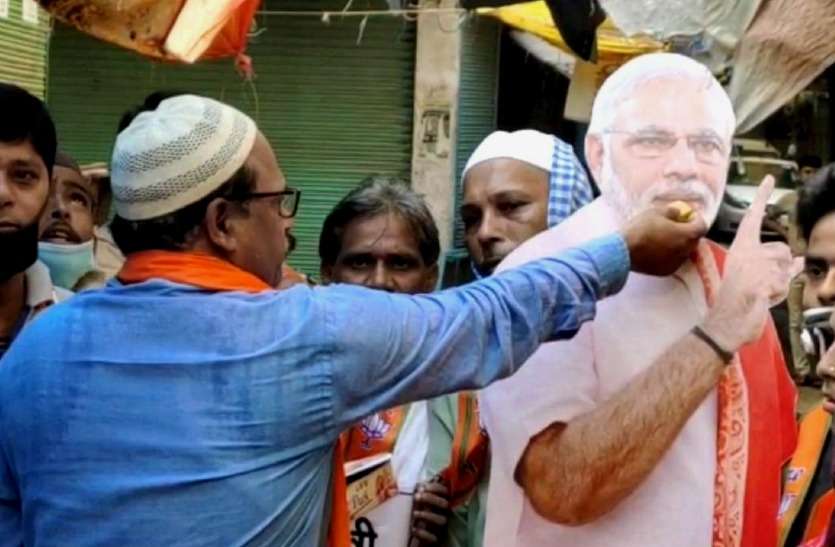 Muslims Celebrate Narendra Modi 70th Birthday मुस्लिम समाज ने बनाया पीएम मोदी का बर्थडे, कहा खुदा उन्हें उम्र दराज करे