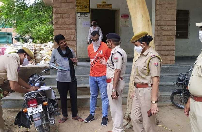 सरकारी कार्यालयों में पहुंची पुलिस, बिना मास्क मिले कार्मिक सरकारी कार्यालयों में पहुंची पुलिस, बिना मास्क मिले कार्मिक