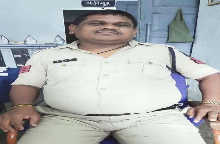 दुर्ग जिले में SI और थाने में ड्यूटी कर रहे प्रधान आरक्षक की कोरोना से मौत, पुलिस विभाग में हड़कंप दुर्ग जिले में SI और थाने में ड्यूटी कर रहे प्रधान आरक्षक की कोरोना से मौत, पुलिस विभाग में हड़कंप