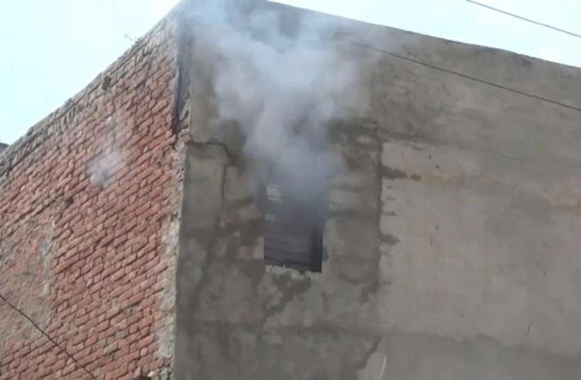 shamli-1.jpg खाना बनाते समय धमाके के साथ फट गया गैस सिलेंडर, मकान की दीवारों में आ गई दरार