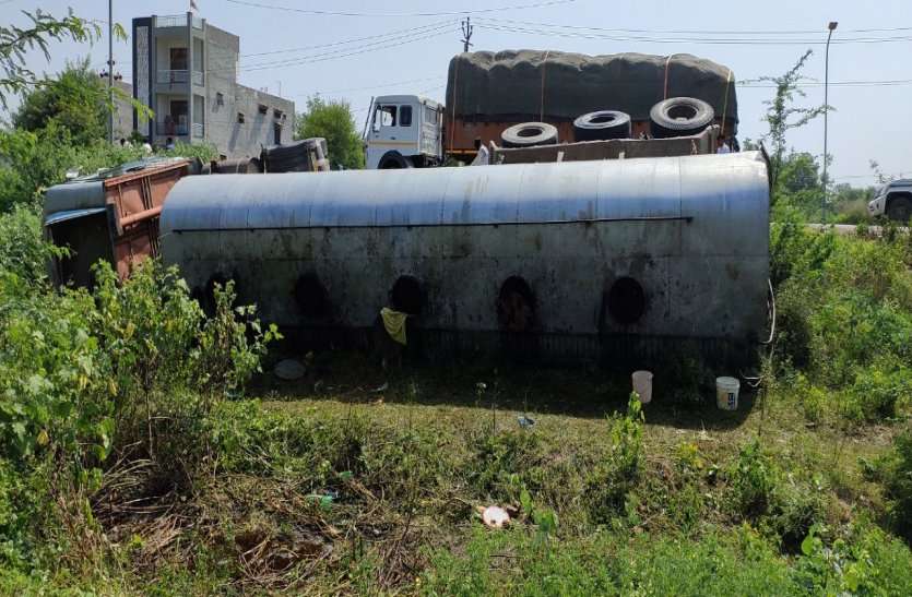 Mustard Oil Tanker Revert In Alwar अलवर: सरसों के तेल से भरा टैंकर पलटा, तेल भरने के लिए लोग बर्तन लेकर पहुंचे, पुलिस ने खदेड़ा