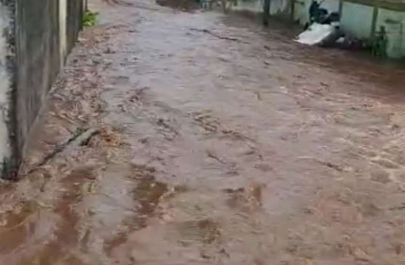 नदी-नालों में तब्दील हो गई सड़कें नदी-नालों में तब्दील हो गई सड़कें