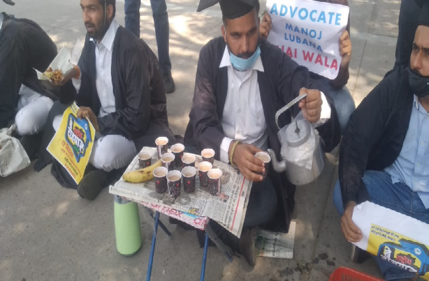बेरोजगार छात्र प्रधानमंत्री मोदी के जन्मदिवस पर छात्रों ने बेचे चाय-पकौड़, सब्जी और फल