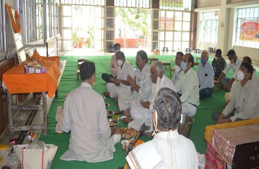 विप्र फाउंडेशन ने कराया कोरोना से मृत आत्माओं का तर्पण विप्र फाउंडेशन ने कराया कोरोना से मृत आत्माओं का तर्पण