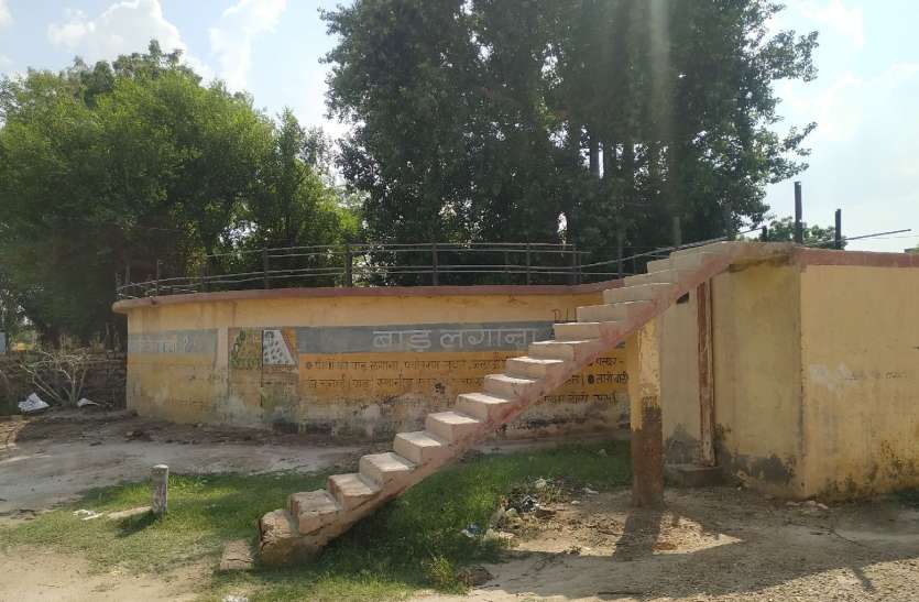 पानी के मुहाने, फिर भी प्यासे: खण्डहर में तब्दील होने के कगार पर जलदाय विभाग कार्यालय पानी के मुहाने, फिर भी प्यासे: खण्डहर में तब्दील होने के कगार पर जलदाय विभाग कार्यालय