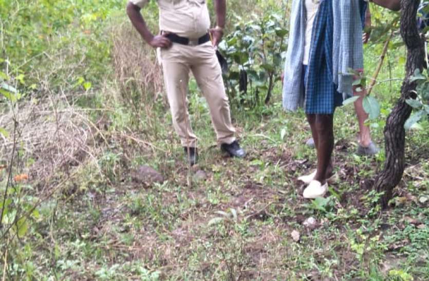 Villagers trapped in a wire caught in the hunt of wild animals, died o जंगली जानवरों के शिकार में बिछे तार में फंसा ग्रामीण, बिजली करंट से मौत