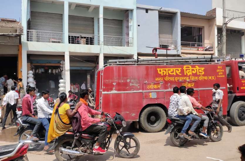 इंदरगढ़ नगर का सबसे व्यस्ततम भीड़भाड़ वाला इलाका Fire breaks out in market, extinguished in three hours, news in hindi, mp news, datia news मार्केट में आग से हडक़ंप, तीन घंटे में बुझी