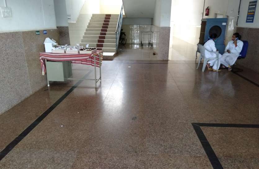 Corona patient placed in normal ICU, news in hindi, mp news, datia news लापरवाही सामने आई तो जांच का किया नाटक कोरोना मरीज को सामान्य आइसीयू में रखा