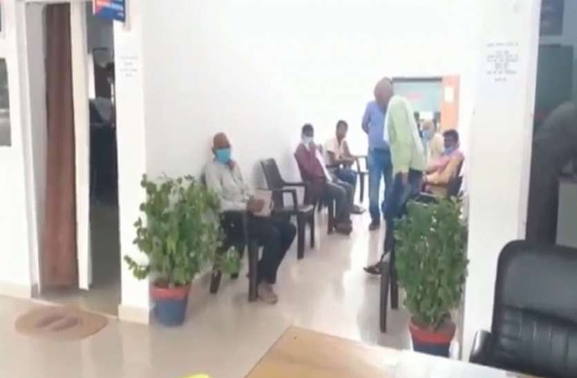 SIT ने पूर्व विधायक सहित चार लोगों से की पूछताछ, चरखारी विधायक ने भी डीएम-एसपी के खिलाफ सौंपे सबूत SIT ने पूर्व विधायक सहित चार लोगों से की पूछताछ, चरखारी विधायक ने भी डीएम-एसपी के खिलाफ सौंपे सबूत