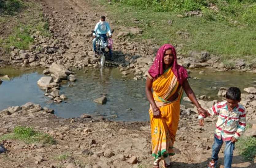 सड़क पुलिया से वंचित ग्रामीणों ने जमकर किया हंगामा सड़क पुलिया से वंचित ग्रामीणों ने जमकर किया हंगामा