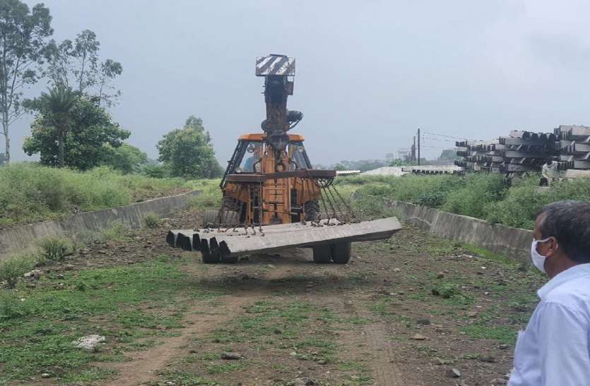 Railway: बारिश से धीमी हुई इस रेलमार्ग परियोजना के कार्यों की रफ्तार Railway: बारिश से धीमी हुई इस रेलमार्ग परियोजना के कार्यों की रफ्तार