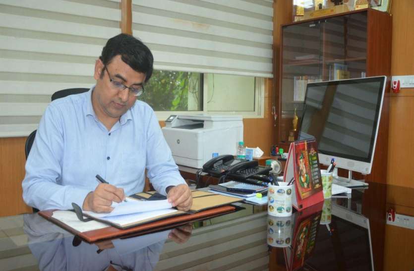2001 बैच के अधिकारी कृष्ण कुमार यादव ने पोस्टमास्टर जनरल का पद संभालते ही बुलाई बैठक 2001 बैच के अधिकारी कृष्ण कुमार यादव ने पोस्टमास्टर जनरल का पद संभालते ही बुलाई बैठक