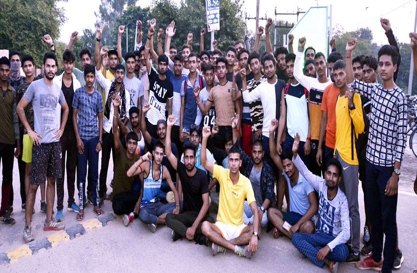 जिला खेल अधिकारी बोले: तू बताएगा कलक्टर के नियम, जूते खाएगा और थाने में बंद करा दूंगा... जिला खेल अधिकारी बोले: तू बताएगा कलक्टर के नियम, जूते खाएगा और थाने में बंद करा दूंगा...