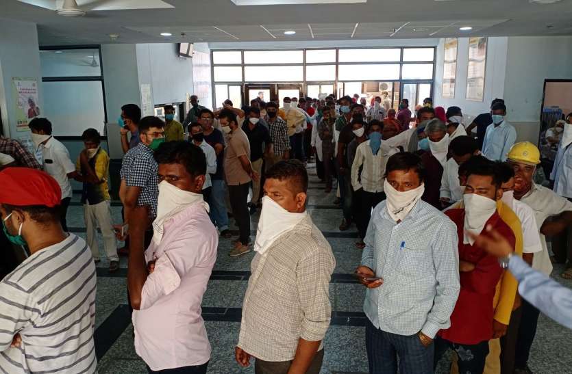 बाड़मेर : अस्पताल में मास्क अनिवार्य, नहीं पहना तो प्रवेश बंद बाड़मेर : अस्पताल में मास्क अनिवार्य, नहीं पहना तो प्रवेश बंद