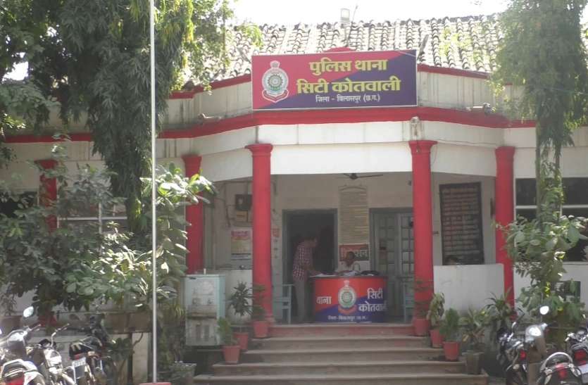 bsp_station.jpg आरक्षक ने की ठगी, कार्रवाई नहीं होने पर युवक ने थाने के सामने भूख हड़ताल पर बैठने की दी चेतावनी
