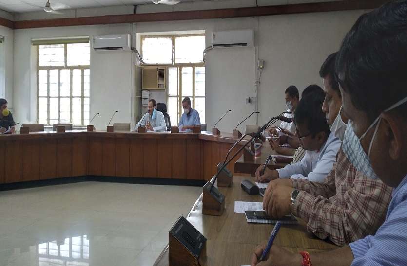 Collector gave instructions to make help desk in authorized hospitals कलेक्टर ने दिए अधिकृत अस्पतालों में हैल्प डेस्क बनाने के निर्देश