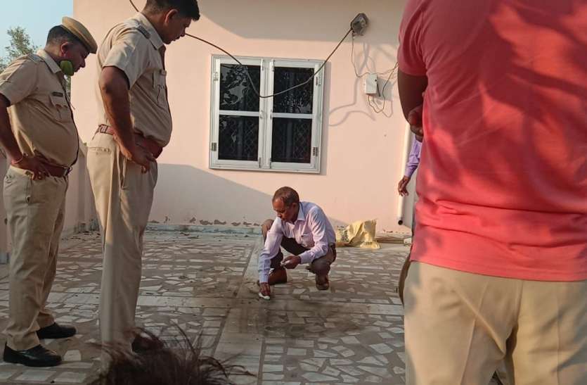 crime news: बदमाशों ने मकान पर फेंके पेट्रोल बम, धमाके के साथ लगी आग, इलाके में दहशत crime news: बदमाशों ने मकान पर फेंके पेट्रोल बम, धमाके के साथ लगी आग, इलाके में दहशत