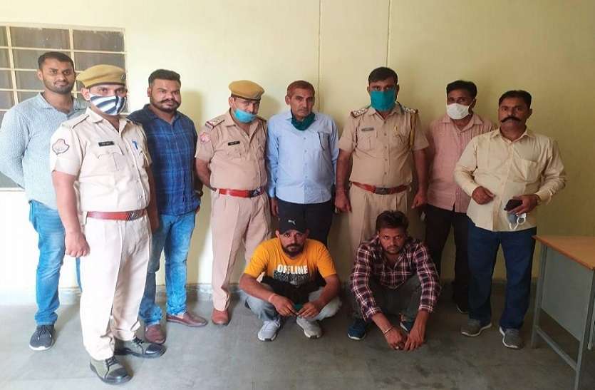 फायरिंग के मामले में फरार चल रहे बदमाश सहित दो जने गिरफ्तार फायरिंग के मामले में फरार चल रहे बदमाश सहित दो जने गिरफ्तार