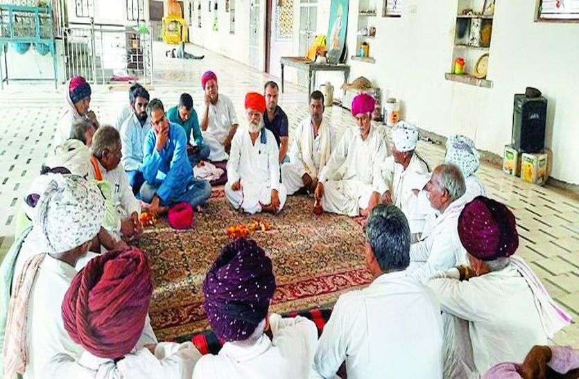 आंदोलन के लिए गुर्जर समाज ने बांटे पीले चावल आंदोलन के लिए गुर्जर समाज ने बांटे पीले चावल