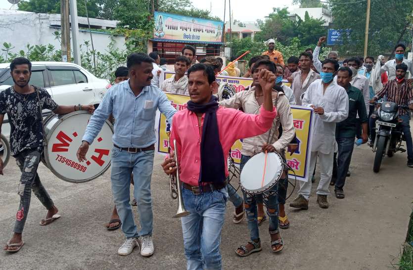 कोरोना का असर : बैंड संचालक बैंड-बाजा बजाते हुए सहायता राशि मांगने कलेक्ट्रेट पहुंचे कोरोना का असर : बैंड संचालक बैंड-बाजा बजाते हुए सहायता राशि मांगने कलेक्ट्रेट पहुंचे