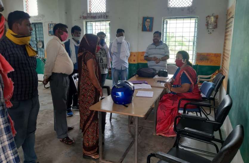 तहसीलदार ने पंचायत में लगाया राजस्व न्यायालय तहसीलदार ने पंचायत में लगाया राजस्व न्यायालय
