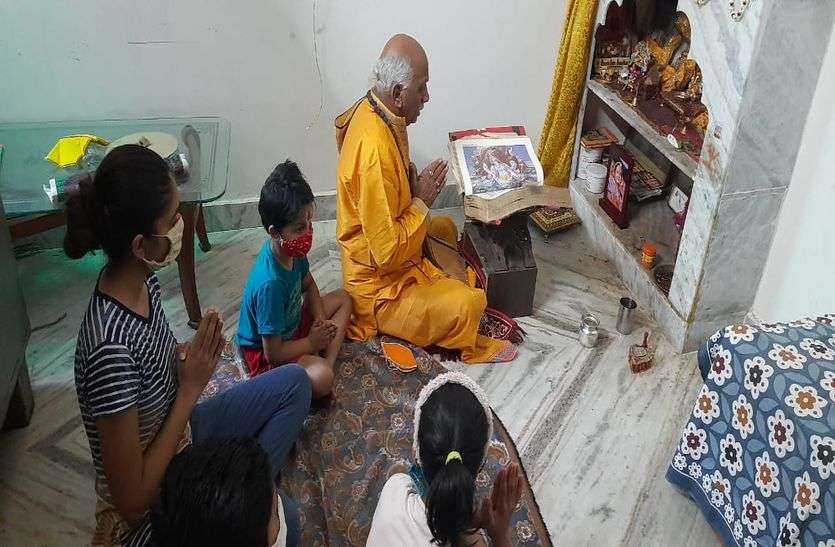 घरों में ही विष्णु भगवान की पूजा, तुलसी के लगाई परिक्रमा घरों में ही विष्णु भगवान की पूजा, तुलसी के लगाई परिक्रमा