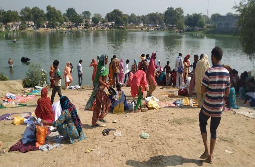कोरोना के बावजूद पितरों को पिंडदान का मोह नहीं छोड़ सके कोरोना के बावजूद पितरों को पिंडदान का मोह नहीं छोड़ सके