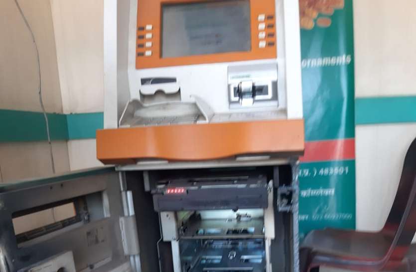 atm कटर से एटीएम काटकर साढ़े पांच लाख रूपये की चोरी