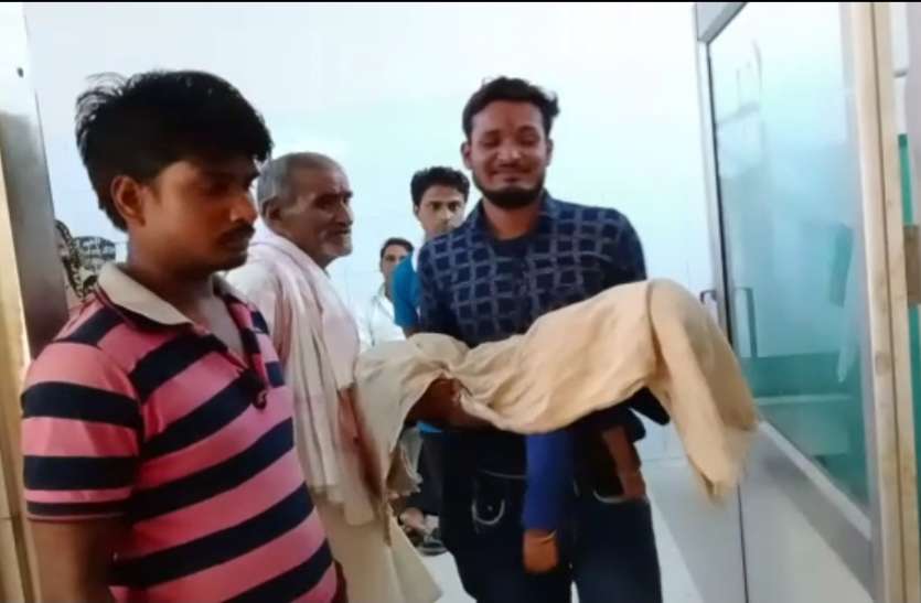 सड़क पार करते समय पांच वर्षीय बच्चे की मौत सड़क पार करते समय पांच वर्षीय बच्चे की मौत