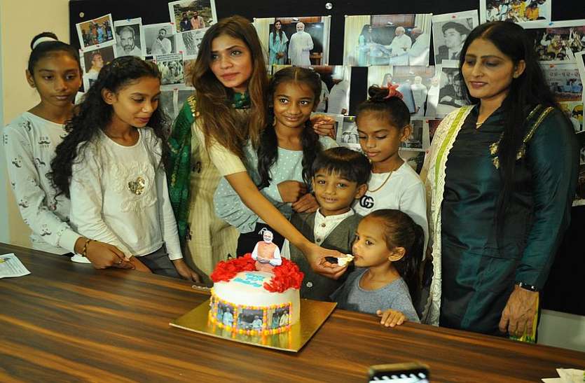 महिला चित्रकार ने पीएम के जन्मदिन पर 70 बच्चों को लिया गोद महिला चित्रकार ने पीएम के जन्मदिन पर 70 बच्चों को लिया गोद