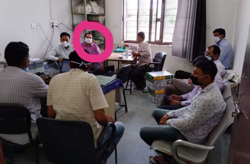 चालान की रकम वापस दिलाने के एवज में मांगी घूस, एसीबी ने रंगे हाथ दबोचा चालान की रकम वापस दिलाने के एवज में मांगी घूस, एसीबी ने रंगे हाथ दबोचा
