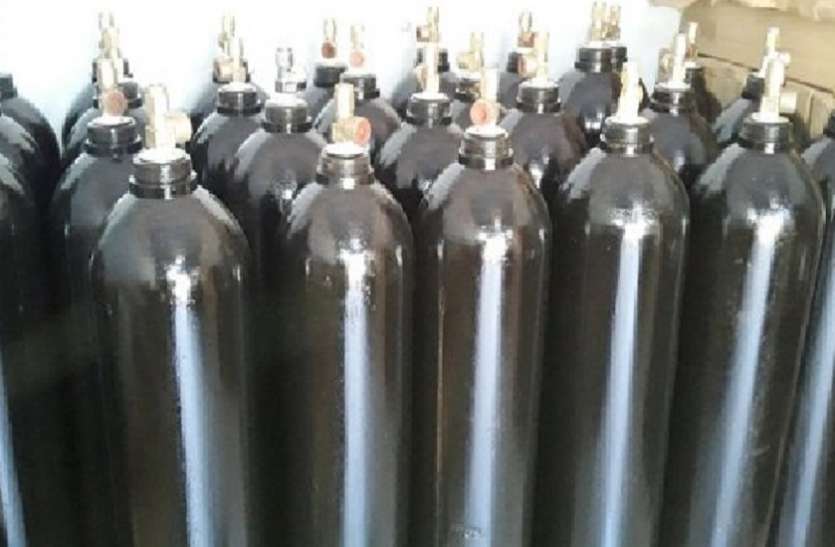 oxygen cylinder हमारे पास अगले दो घंटे की ऑक्सीजन बची है, व्यवस्था नहीं हो रही, आप मरीजों के लिए उचित अस्पताल देखें