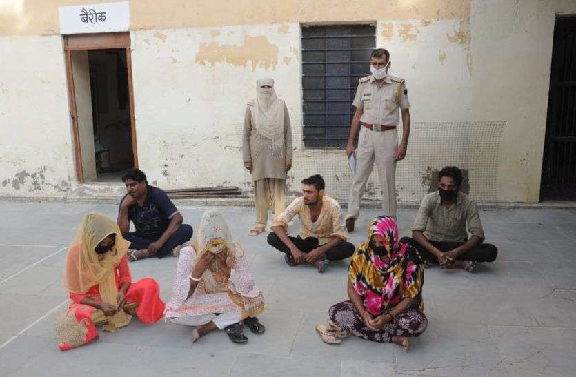 पढऩे के लिए किराये पर लिये मकान से संदिग्ध अवस्था में मिले छह महिला- पुरुष पढऩे के लिए किराये पर लिये मकान से संदिग्ध अवस्था में मिले छह महिला- पुरुष
