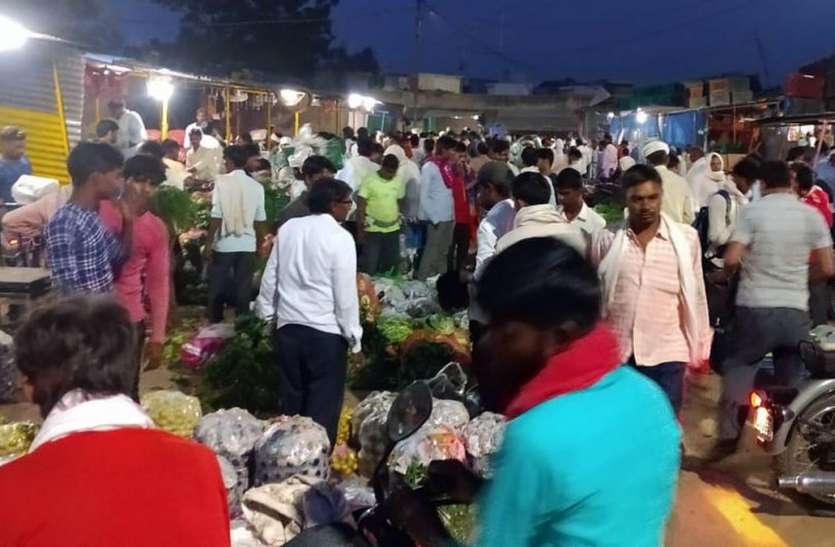 गोपाल सब्जी मंडी में लोग घूमते हैं बेखौफ, कोरोना का नहीं कोई डर गोपाल सब्जी मंडी में लोग घूमते हैं बेखौफ, कोरोना का नहीं कोई डर