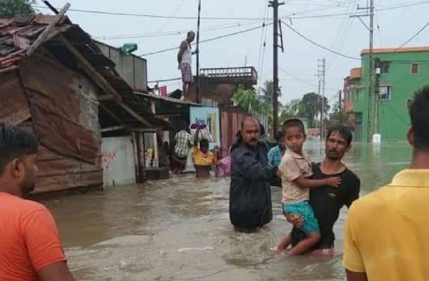 लगातार बारिश ने दुर्गापुर में मचाई तबाही लगातार बारिश ने दुर्गापुर में मचाई तबाही