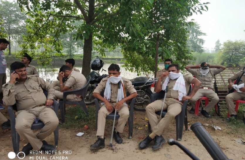 कब्जेदारी की जमीन पर पंचायत भवन निर्माण को लेकर दो पक्षों में पथराव और मारपीट, एक युवक की मौत कब्जेदारी की जमीन पर पंचायत भवन निर्माण को लेकर दो पक्षों में पथराव और मारपीट, एक युवक की मौत