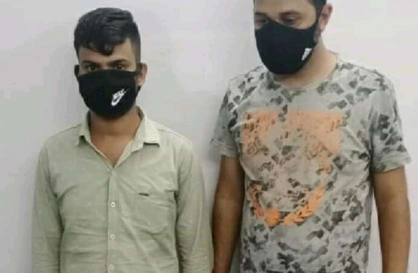 ऑस्ट्रेलिया-इंग्लैण्ड क्रिकेट मैच में लाखों का सट्टा, दो गिरफ्तार, कांस्टेबल निलम्बित ऑस्ट्रेलिया-इंग्लैण्ड क्रिकेट मैच में लाखों का सट्टा, दो गिरफ्तार, कांस्टेबल निलम्बित