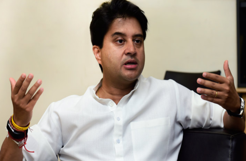 कांग्रेस का आरोप- सिंधिया सिर्फ ट्रांसफर की बात करने आते थे, हम उनकी चिकनी सूरत पर फिसल गए थे कांग्रेस का आरोप- सिंधिया सिर्फ ट्रांसफर की बात करने आते थे, हम उनकी चिकनी सूरत पर फिसल गए थे
