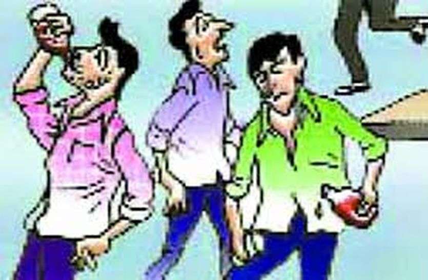 प्रयास नाकाम : शराबबंदी का निर्णय तो हुआ नहीं, इसके पहले ही दो गुटों में लात-घूंसे चल गए... प्रयास नाकाम : शराबबंदी का निर्णय तो हुआ नहीं, इसके पहले ही दो गुटों में लात-घूंसे चल गए...