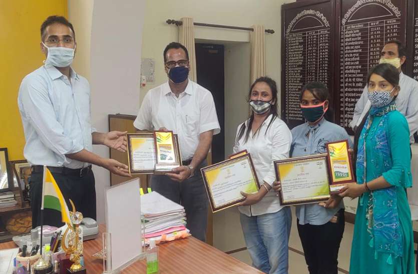 कलक्टर ने किया समिति को सम्मानित कलक्टर ने किया समिति को सम्मानित
