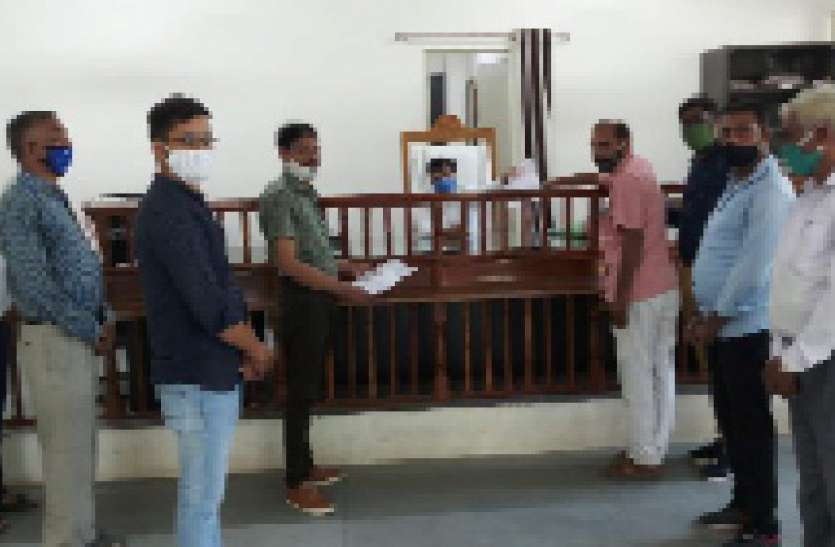 शिक्षक संघ ने समस्याओं को लेकर ज्ञापन सौंपा शिक्षक संघ ने समस्याओं को लेकर ज्ञापन सौंपा